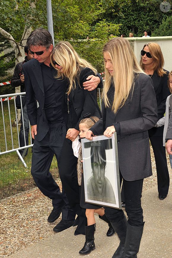 Sa disparition avait laissé orpheline de père sa petite Sasha, alors âgée de 4 ans.

Valerie Bourdin et sa fille Sasha assistent à la messe de funérailles de l'acteur et chanteur français (avec des racines serbes) Filip Nikolic à l'église orthodoxe de Sainte-Geneviève-des-Bois, au sud de Paris, France, le 24 septembre 2009. Photo par Giancarlo Gorassini/ABACAPRESS.COM