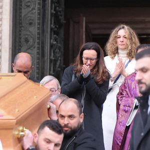 Pour rappel, Rolland Courbis s’est éteint le 12 janvier 2026 à l’âge de 72 ans, des suites d’une maladie

Clara Paban (femme de R.Courbis), Olivia Courbis (fille de R.Courbis) - Sorties de la cérémonie religieuse en hommage à Rolland Courbis dans l'église de la Madeleine à Paris, France, le 14 janvier 2026. © Jacovides-Moreau/Bestimage