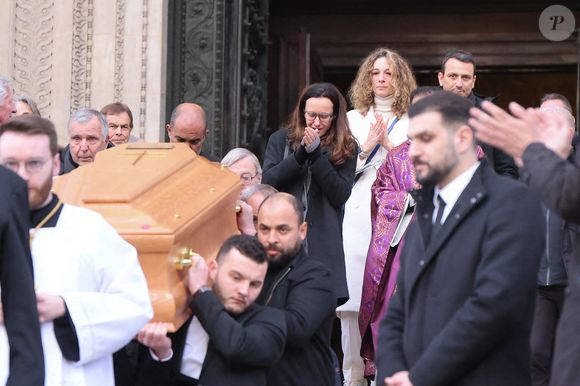 Pour rappel, Rolland Courbis s’est éteint le 12 janvier 2026 à l’âge de 72 ans, des suites d’une maladie

Clara Paban (femme de R.Courbis), Olivia Courbis (fille de R.Courbis) - Sorties de la cérémonie religieuse en hommage à Rolland Courbis dans l'église de la Madeleine à Paris, France, le 14 janvier 2026. © Jacovides-Moreau/Bestimage