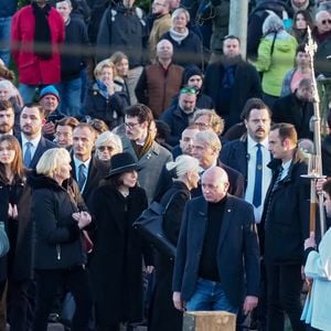 Marine Le Pen, ses soeurs Marie Caroline et Yann, Mathilde Chauffroy et son mari Matthieu Parent, Nolwenn Olivier, Jany Le Pen, Pierriette Le Pen et son petit fils et les autres membre du clan Le Pen - Le clan Le Pen se rend au cimetière de la Trinité-sur-Mer après les obsèques de Jean-Marie Le Pen en l'église Saint-Joseph le 11 janvier 2025.