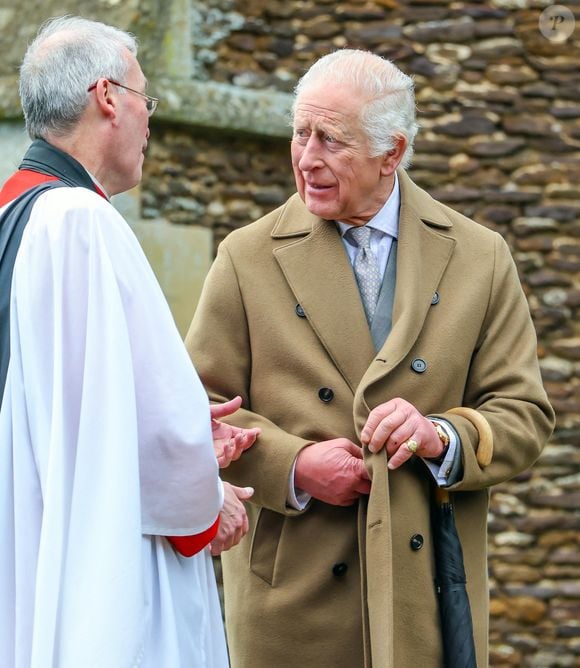 Le roi Charles III d'Angleterre - La famille royale britannique se rend à la messe de Noël à Sandringham le 25 décembre 2024.