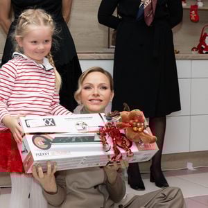 Ils ont participé à la distribution de cadeaux pour les enfants.

Le prince Albert II de Monaco et la princesse Charlène de Monaco assistent au spectacle de Noël à la crèche de la Croix-Rouge Rosine Sanmori et participent à la traditionnelle distribution de cadeaux de Noël à Monaco. Photo par Olivier Huitel / Pool Monaco / Bestimage