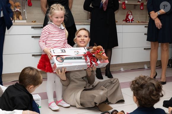 Ils ont participé à la distribution de cadeaux pour les enfants.

Le prince Albert II de Monaco et la princesse Charlène de Monaco assistent au spectacle de Noël à la crèche de la Croix-Rouge Rosine Sanmori et participent à la traditionnelle distribution de cadeaux de Noël à Monaco. Photo par Olivier Huitel / Pool Monaco / Bestimage