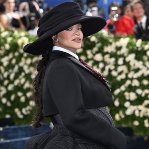 Ce costume, taille spécialement pour elle, est signé Marc Jacobs.

Rihanna au gala du Met, à New York, le 5 mai 2025.

Photo : Starmax / Bestimage