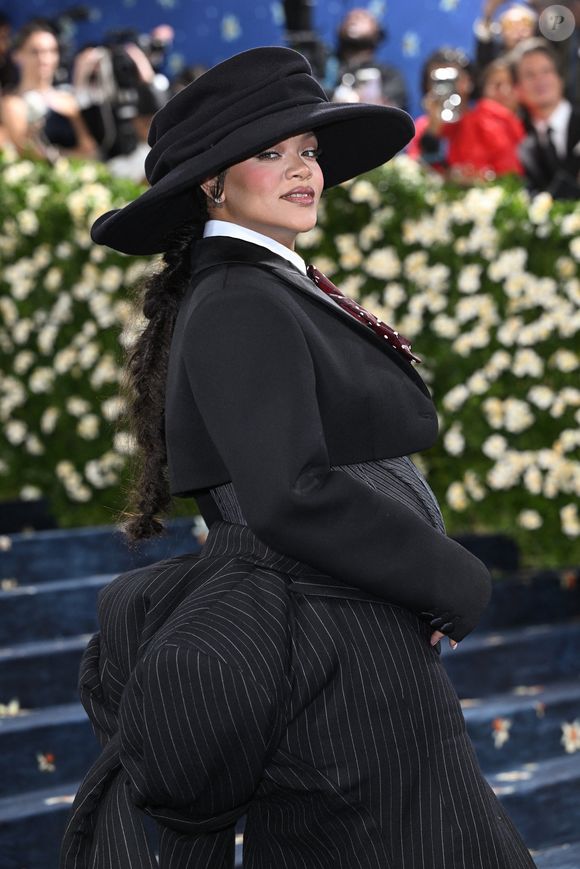 Ce costume, taille spécialement pour elle, est signé Marc Jacobs.

Rihanna au gala du Met, à New York, le 5 mai 2025.

Photo : Starmax / Bestimage