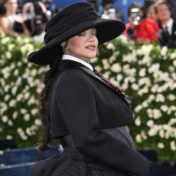 Ce costume, taille spécialement pour elle, est signé Marc Jacobs.

Rihanna au gala du Met, à New York, le 5 mai 2025.

Photo : Starmax / Bestimage