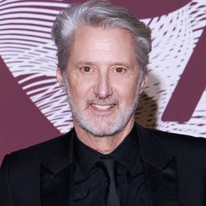 Antoine de Caunes pose à son arrivée au dîner de gala organisé à l'issue de la 51e cérémonie des César, qui s'est tenue au célèbre restaurant Fouquet's à Paris le 26 février 2026. Photo de David Boyer/ABACAPRESS.COM