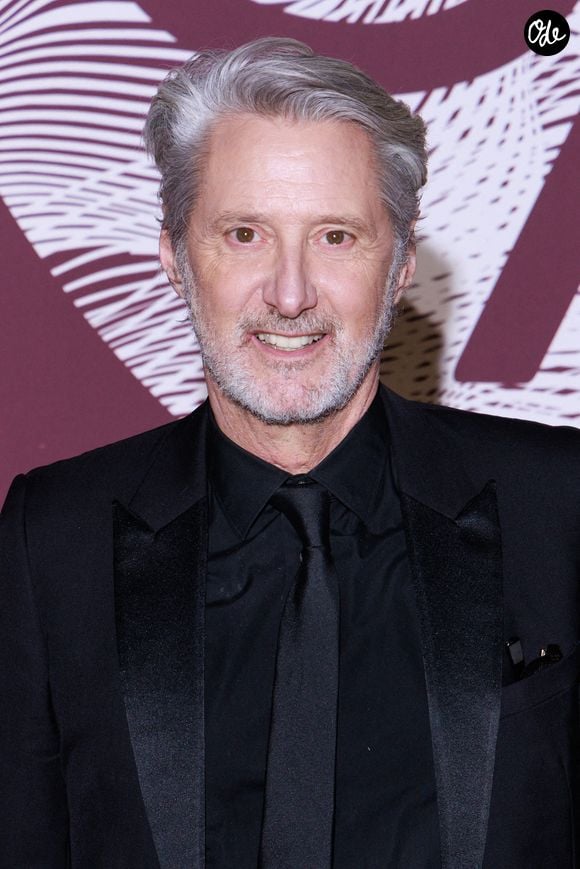Antoine de Caunes pose à son arrivée au dîner de gala organisé à l'issue de la 51e cérémonie des César, qui s'est tenue au célèbre restaurant Fouquet's à Paris le 26 février 2026. Photo de David Boyer/ABACAPRESS.COM