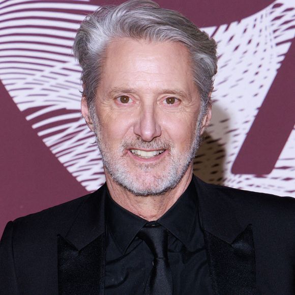 Antoine de Caunes pose à son arrivée au dîner de gala organisé à l'issue de la 51e cérémonie des César, qui s'est tenue au célèbre restaurant Fouquet's à Paris le 26 février 2026. Photo de David Boyer/ABACAPRESS.COM