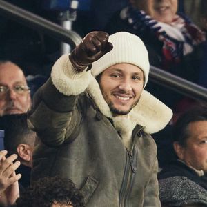 Louis Garrel, Vianney et son père - Célébrités dans les tribunes du match de Ligue 1 McDonald's opposant le Paris Saint-Germain (PSG) à Lyon (3-1) au Parc des Princes à Paris le 15 décembre 2024. © Cyril Moreau/Bestimage