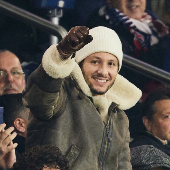 Louis Garrel, Vianney et son père - Célébrités dans les tribunes du match de Ligue 1 McDonald's opposant le Paris Saint-Germain (PSG) à Lyon (3-1) au Parc des Princes à Paris le 15 décembre 2024. © Cyril Moreau/Bestimage