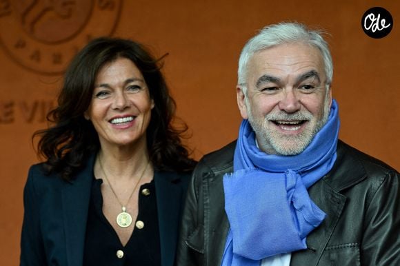 Catherine Bancarel et Pascal Praud posent au Village lors du tournoi de Roland-Garros, le 7 juin 2025 à Paris, en France. Photo : Abaca