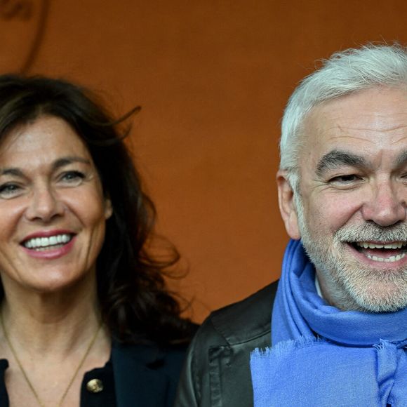 Catherine Bancarel et Pascal Praud posent au Village lors du tournoi de Roland-Garros, le 7 juin 2025 à Paris, en France. Photo : Abaca