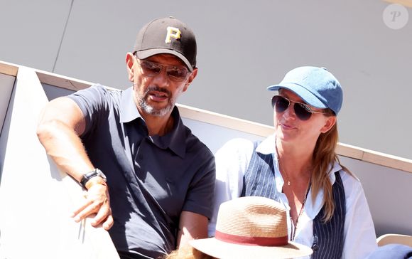 Roschdy Zem et sa compagne Sarah Poniatowski dans les tribunes lors des Internationaux de France de Tennis de Roland Garros 2026, à Paris, France, le 25 mai 2026. © Jacovides-Moreau/Bestimage
