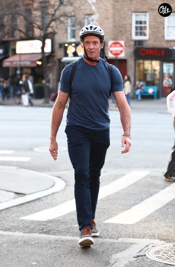 Il faut donc faire très attention et ne pas copier son regime 

New York (États-Unis) – Hugh Jackman est aperçu après une balade à vélo dans les rues de New York. L'acteur adopte une tenue décontractée composée d'un t-shirt bleu, d'un pantalon bleu et de baskets.



Pictured: Hugh Jackman