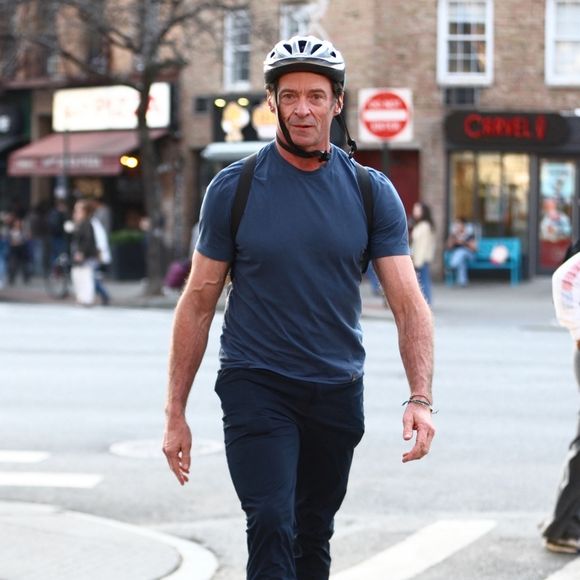 Il faut donc faire très attention et ne pas copier son regime 

New York (États-Unis) – Hugh Jackman est aperçu après une balade à vélo dans les rues de New York. L'acteur adopte une tenue décontractée composée d'un t-shirt bleu, d'un pantalon bleu et de baskets.



Pictured: Hugh Jackman