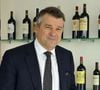 La famille Castel, actionnaire historique du groupe et propriétaire notamment des caves Nicolas, cherche à reprendre le contrôledu géant du vin et des boissons réalisant plus de 6 milliards d’euros de chiffre d’affaires.

France, Gironde, Blanquefort : Alain Castel, propriétaire du groupe Castel. (Photo : Hervé Hughes / hemis.fr / Hemis via AFP)