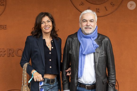 Pascal Praud et sa femme Catherine au village lors des Internationaux de France de Tennis de Roland Garros 2025, à Paris, France, le 7 juin 2025. © Cyril Moreau/Bestimage
