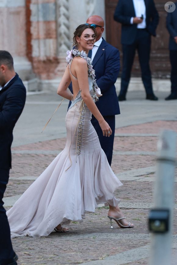 Invitée au mariage de Jeff Bezos et de Lauren Sanchez, Vittoria Ceretti a porté trois robes différentes dont une a beaucoup attiré l'attention des médias américains.

Vittoria Ceretti, compagne de Léonardo Dicaprio au mariage de Jeff Bezos et Lauren Sanchez juin 2025 @Backgrid UK/ Bestimage
