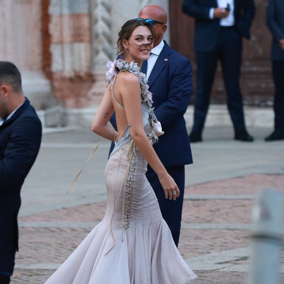 Invitée au mariage de Jeff Bezos et de Lauren Sanchez, Vittoria Ceretti a porté trois robes différentes dont une a beaucoup attiré l'attention des médias américains.

Vittoria Ceretti, compagne de Léonardo Dicaprio au mariage de Jeff Bezos et Lauren Sanchez juin 2025 @Backgrid UK/ Bestimage