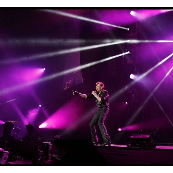 La suite fait partie de l'Histoire de la musique. En septembre 1998, Johnny Hallyday inaugure en majesté le Stade de France, clôturant son show monumental par cette pépite signée Zazie. 

EXCLU : Johnny Hallyday en concert au Stade de France, le 17 juin 2012.