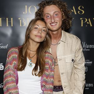 A rappeler que le tandem se connait depuis sa tendre enfance. Dans les colonnes de "Gala en 2021", Isabelle Camus avait d'ailleurs fait quelques confidences sur leur belle amitié. 


Exclusif - Joalukas Noah avec Stella Belmondo lors de la soirée d'anniversaire de Joalukas Noah, fils de Yannick Noah et Isabelle Camus, pour ses 18 ans à Paris le 10 juin 2022.

© Cyril Moreau / Bestimage