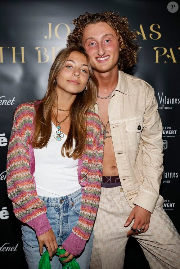 A rappeler que le tandem se connait depuis sa tendre enfance. Dans les colonnes de "Gala en 2021", Isabelle Camus avait d'ailleurs fait quelques confidences sur leur belle amitié. 


Exclusif - Joalukas Noah avec Stella Belmondo lors de la soirée d'anniversaire de Joalukas Noah, fils de Yannick Noah et Isabelle Camus, pour ses 18 ans à Paris le 10 juin 2022.

© Cyril Moreau / Bestimage