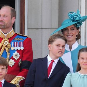 Le prince Louis de Galles, le prince George de Galles, Catherine (Kate) Middleton, princesse de Galles, la princesse Charlotte de Galles et le prince William au balcon de Buckingham Palace lors de la cérémonie Trooping the Colour à Londres, le 14 juin 2025. 

© Jams Whatling / Bestimage