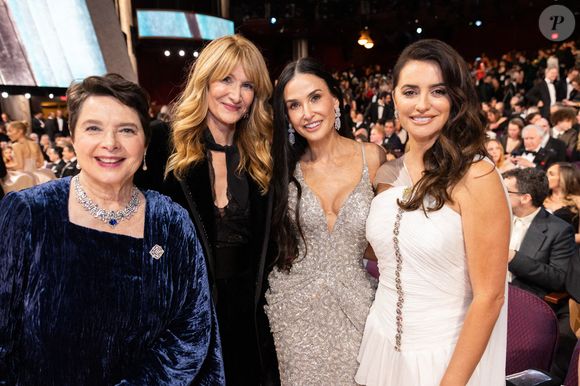 Le 2 mars 2025, Los Angeles, Californie, USA : Isabella Rossellini, Laura Dern, Demi Moore, et Penelope Cruz posent pendant la retransmission en direct par ABC de la 97ème cérémonie des Oscars au Dolby Theatre à Ovation Hollywood. Photo by AMPAS/ZUMA Press Wire/ABACAPRESS.COM