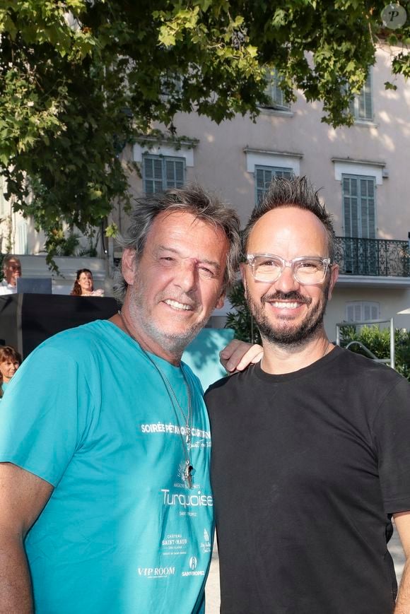 L’humoriste Jarry, parrain de l’édition 2025, a apporté sa bonne humeur et son énergie communicative à cette rencontre festive.

Jean-Luc Reichmann, Jarry (parrain de cette édition) lors de la 6ème édition du tournoi de pétanque caritative Turquoise place des lices au profit pour la deuxième année de l’association soleil d’enfance.
Saint-Tropez, le 10 août 2025.

© Jack Tribeca / Bestimage