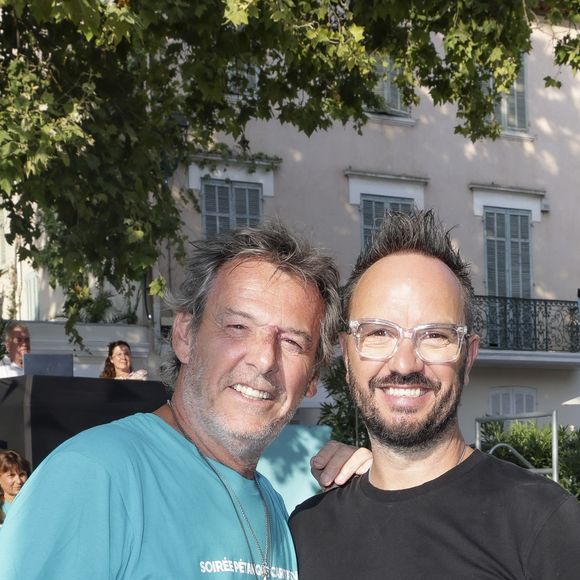 L’humoriste Jarry, parrain de l’édition 2025, a apporté sa bonne humeur et son énergie communicative à cette rencontre festive.

Jean-Luc Reichmann, Jarry (parrain de cette édition) lors de la 6ème édition du tournoi de pétanque caritative Turquoise place des lices au profit pour la deuxième année de l’association soleil d’enfance.
Saint-Tropez, le 10 août 2025.

© Jack Tribeca / Bestimage