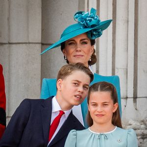 (de gauche à droite) Le prince George, la princesse de Galles et la princesse Charlotte sur le balcon du palais de Buckingham, à Londres, pour assister au défilé aérien qui suit la cérémonie de la montée des couleurs dans le centre de Londres, à l'occasion de l'anniversaire officiel du roi Charles III.  Le 14 juin 2025. Photo par Aaron Chown/PA Wire/ABACAPRESS.COM