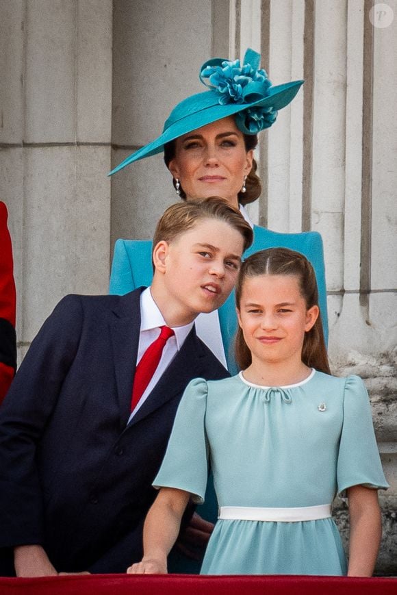 (de gauche à droite) Le prince George, la princesse de Galles et la princesse Charlotte sur le balcon du palais de Buckingham, à Londres, pour assister au défilé aérien qui suit la cérémonie de la montée des couleurs dans le centre de Londres, à l'occasion de l'anniversaire officiel du roi Charles III.  Le 14 juin 2025. Photo par Aaron Chown/PA Wire/ABACAPRESS.COM