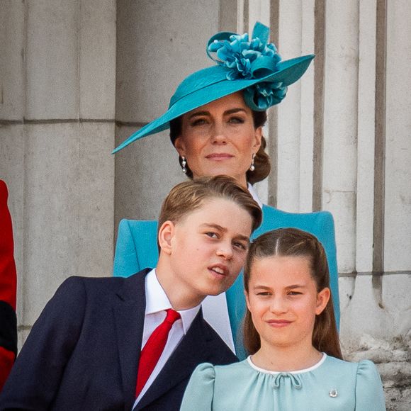 (de gauche à droite) Le prince George, la princesse de Galles et la princesse Charlotte sur le balcon du palais de Buckingham, à Londres, pour assister au défilé aérien qui suit la cérémonie de la montée des couleurs dans le centre de Londres, à l'occasion de l'anniversaire officiel du roi Charles III.  Le 14 juin 2025. Photo par Aaron Chown/PA Wire/ABACAPRESS.COM