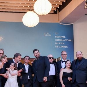 La présidente du Festival International du Film de Cannes Iris Knobloch, Artus, Clovis Cornillac, Marc Riso et les acteurs du film 'Un p'tit truc en plus' assistent au tapis rouge du film 'Le Comte De Monte-Cristo' lors de la 77ème édition du Festival de Cannes au Palais des Festivals le 22 mai 2024 à Cannes, France. Photo de ShootPix/ABACAPRESS.COM