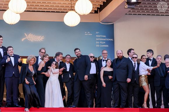 La présidente du Festival International du Film de Cannes Iris Knobloch, Artus, Clovis Cornillac, Marc Riso et les acteurs du film 'Un p'tit truc en plus' assistent au tapis rouge du film 'Le Comte De Monte-Cristo' lors de la 77ème édition du Festival de Cannes au Palais des Festivals le 22 mai 2024 à Cannes, France. Photo de ShootPix/ABACAPRESS.COM