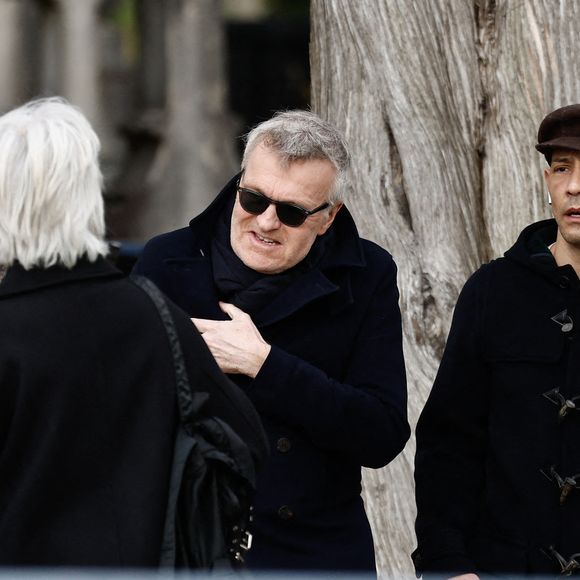 Le monde de la culture et les sociétaires des "Grosses Têtes" se sont réunis pour un dernier adieu à leur amie Isabelle Mergault.

Laurent Ruquier, Steevy Boulay - Obsèques d'Isabelle Mergault à la Coupole du Père-Lachaise à Paris. © Cyril Moreau - Dominique Jacovides / Bestimage
