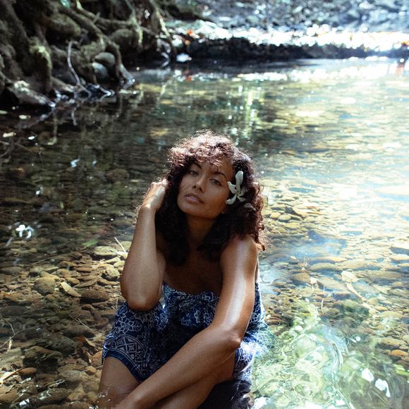 Vaimalama Chaves sort un livre confessions. 

Vaimalama Chaves sort son livre O VAI (éditions First)
© RAVA RAY RAV