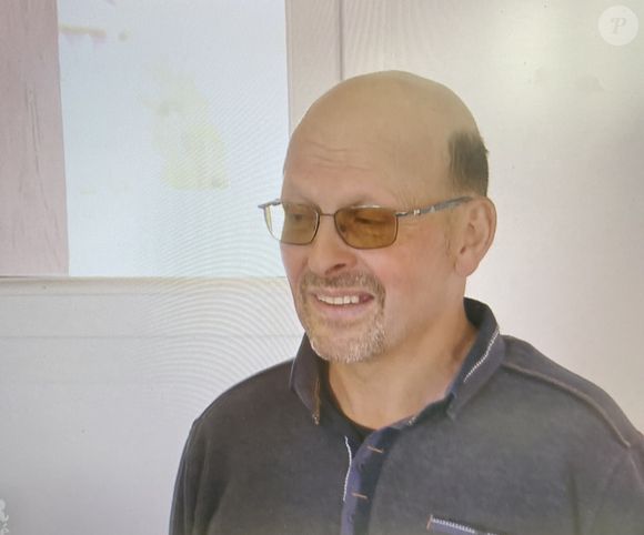 Et l'agriculteur ne va pas laisser planer le doute bien longtemps quant à sa préférence. 

Denis, à la ferme chez lui avec ses prétendantes Sylvie et Romy dans "L'amour est dans le pré"