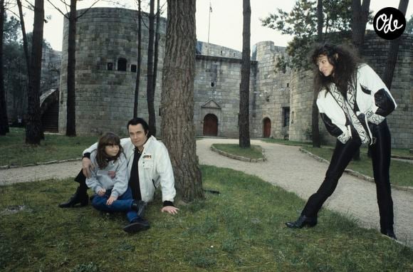 Pour ancrer son succès dans le sol breton, l'auteur-compositeur a imaginé et fait construire une imposante bâtisse en granit.

Archives - En France, chez lui, à Stirwen en Bretagne,  Alain Barrière avec sa femme Anièce et sa fille Guénaëlle le 8 avril 1984.

© Bestimage