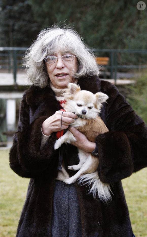 L'actrice française Anémone et son chien Turlutte assistent au 11e Festival du film de télévision de Luchon à Luchon, France, le 5 février 2009. Photo by Patrick Bernard/ABACAPRESS.COM