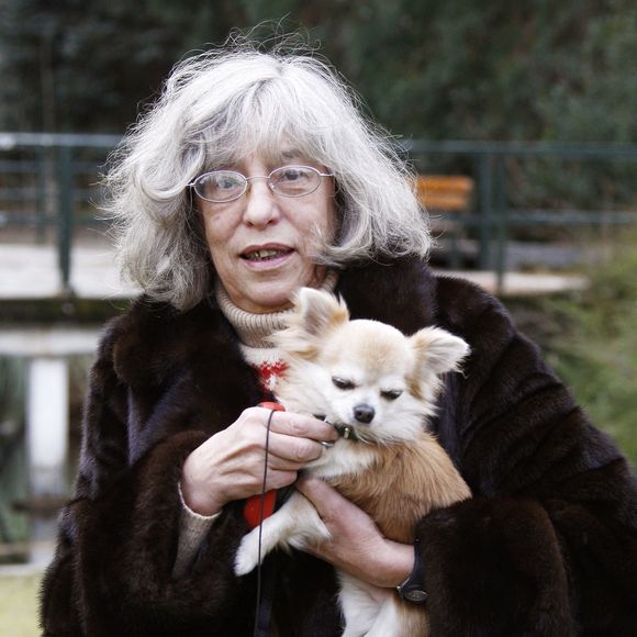 L'actrice française Anémone et son chien Turlutte assistent au 11e Festival du film de télévision de Luchon à Luchon, France, le 5 février 2009. Photo by Patrick Bernard/ABACAPRESS.COM