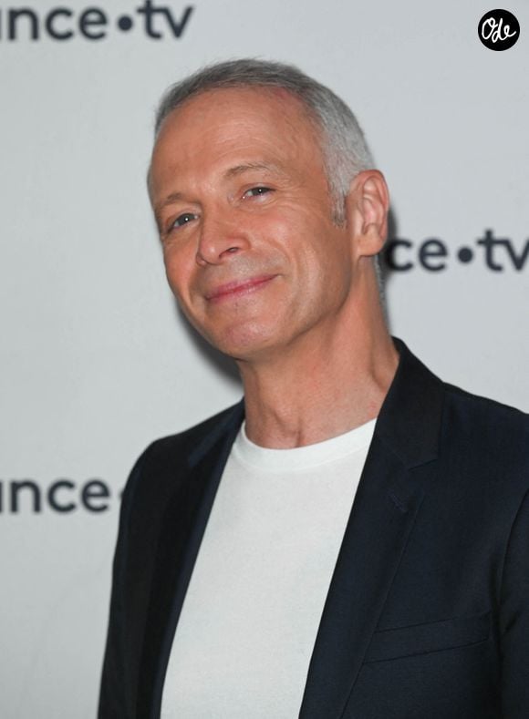 "Je vois une jeune femme, très belle d'ailleurs, entrer dans le bureau. (...) Elle nous aidait beaucoup et j'étais très admiratif de ça", a également ajouté le journaliste

Samuel Étienne - Conférence de presse du Telethon 2022 à Paris le 21 octobre 2022. © Coadic Guirec / Bestimage