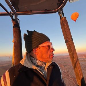 L’artiste apparaît dans une montgolfière. 
JoeyStarr Intsagram @joeystarr et @paulinelatchoumanin