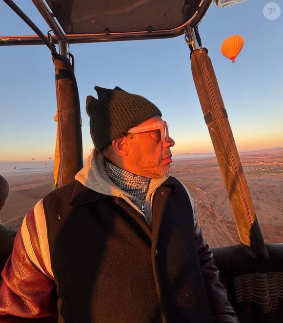 L’artiste apparaît dans une montgolfière. 
JoeyStarr Intsagram @joeystarr et @paulinelatchoumanin