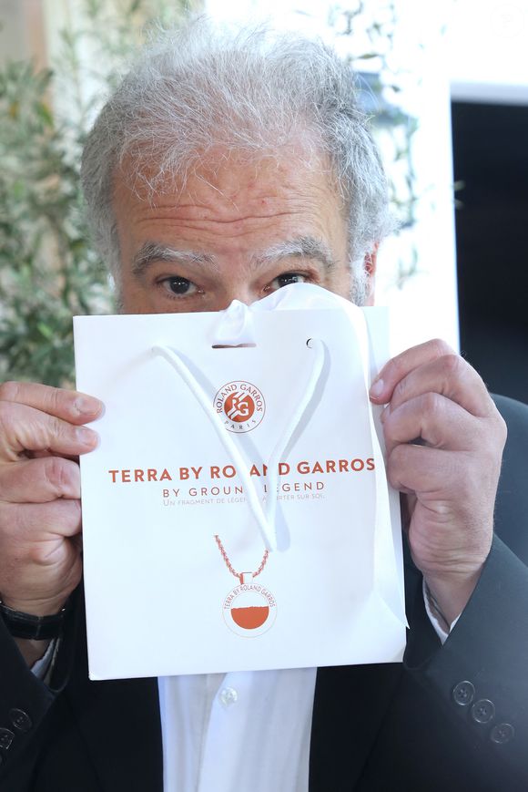 Sa marque, baptisée "Terra by Roland-Garros", propose des colliers d'exception fabriqués à partir de la véritable terre battue du célèbre tournoi de tennis.

Exclusif - Raphaël Mezrahi lors de la présentation du Collier " Terra by Roland Garros " créé par Anne Le Nen, Présidente de Ground Legend, au restaurant Laurent à Paris, France le 22 Mai 2026.

© Bertrand Rindoff/Bestimage