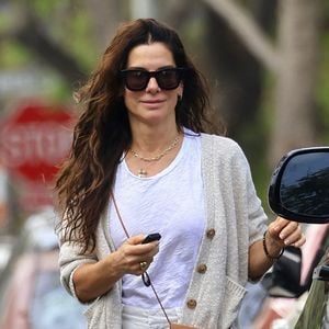 Il faut dire que pour mener de front ses rôles à l'écran et sa vie de famille, elle mise sur une routine ciblée.
Exclusif - Sandra Bullock dans les rues de Beverly Hills.
© Bestimage