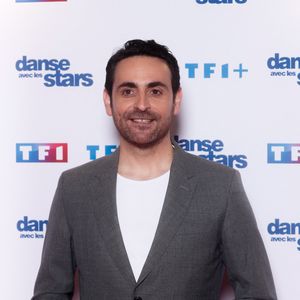 Pour faire le show, l'animateur sera épaulé par un acolyte fixe (dont l'identité reste encore secrète) et accueillera à chaque numéro deux voix de la station, "généralement deux humoristes de l'antenne", précise Laurent Goumarre.

Camille Combal - Photocall pour le lancement de la nouvelle saison de l'émission "Danse avec les stars 2024 (DALS)" à la Tour TF1 à Boulogne-Billancourt. Le 25 janvier 2024
© Christophe Clovis / Bestimage