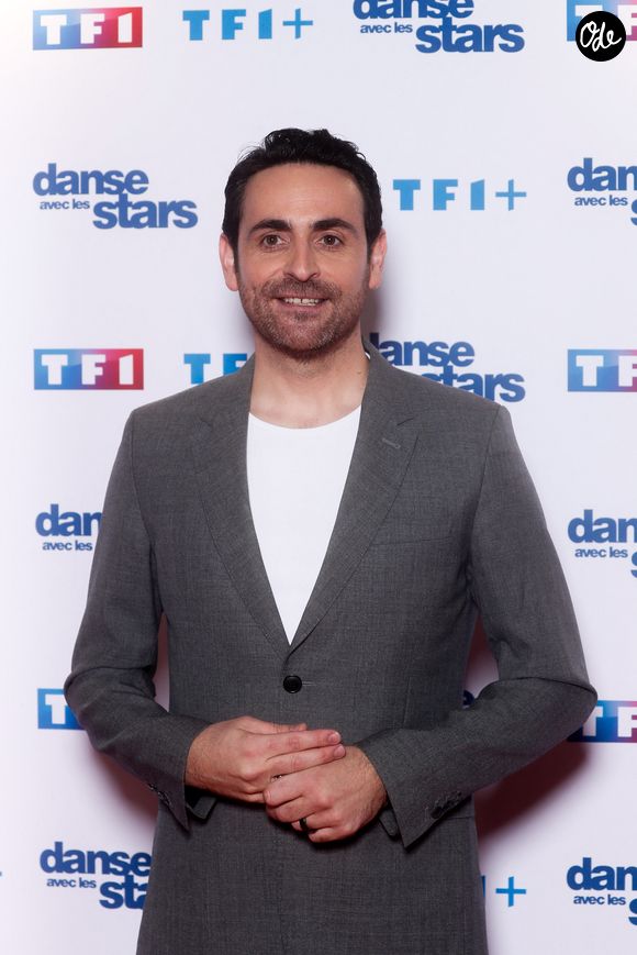 Pour faire le show, l'animateur sera épaulé par un acolyte fixe (dont l'identité reste encore secrète) et accueillera à chaque numéro deux voix de la station, "généralement deux humoristes de l'antenne", précise Laurent Goumarre.

Camille Combal - Photocall pour le lancement de la nouvelle saison de l'émission "Danse avec les stars 2024 (DALS)" à la Tour TF1 à Boulogne-Billancourt. Le 25 janvier 2024
© Christophe Clovis / Bestimage