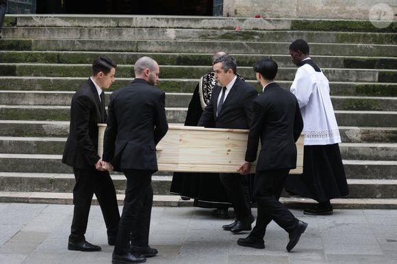 Le cercueil arrivant à la cérémonie d'obsèques de Catherine Laborde à l'église Saint-Roch à Paris, France, le 6 février 2025. L'emblématique présentatrice météo de TF1 est décédée le 28 janvier 2025 à l'âge de 73 ans, des suites d'une démence à corps de Lewy, une maladie neurodégénérative dont Catherine Laborde souffrait depuis 2014. Photo by Nasser Berzane/ABACAPRESS.COM